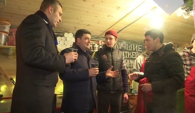 "Налийте щось міцніше!", - Гройсман і Кличко випили глінтвейну на різдвяному ярмарку. ВIДЕО