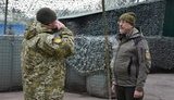 Міністр оборони Резніков на передовій пообіцяв "зробити все можливе", аби забезпечити бійців "всім необхідним для захисту України". ВIДЕО