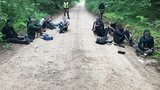 Белорусские власти инструктируют мигрантов, как уничтожать документы и вести себя на допросах, - министр обороны Литвы Анушаускас
