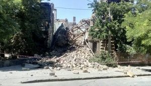 Ancient building front collapsed in Odesa, people may be buried underneath rubble. VIDEO+PHOTOS