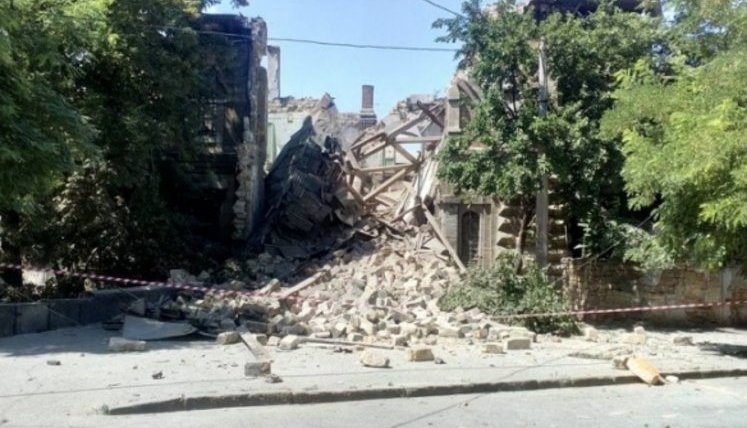 Ancient building front collapsed in Odesa, people may be buried underneath rubble. VIDEO+PHOTOS