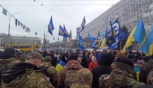 "Беги, Вова, беги": Под судом, рассматривающим апелляции относительно меры пресечения для Порошенко, собрались митингующие. ВИДЕО+ФОТОрепортаж