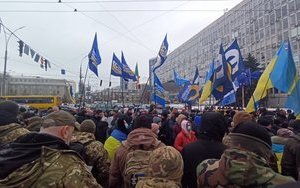 "Беги, Вова, беги": Под судом, рассматривающим апелляции относительно меры пресечения для Порошенко, собрались митингующие. ВИДЕО+ФОТОрепортаж
