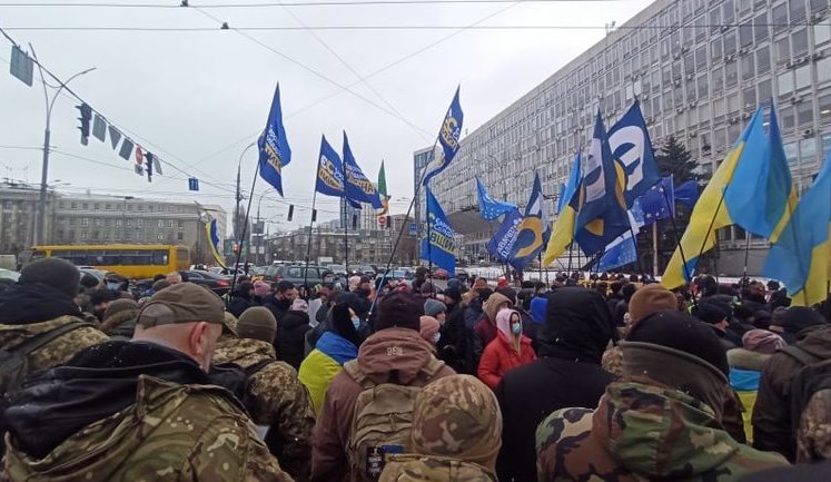 "Беги, Вова, беги": Под судом, рассматривающим апелляции относительно меры пресечения для Порошенко, собрались митингующие. ВИДЕО+ФОТОрепортаж