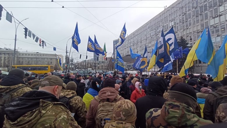 Беги, Вова, беги: Под судом, рассматривающим апелляции относительно меры пресечения для Порошенко, собрались митингующие 25