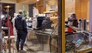 "Несокрушимые харьковчане" - в сети обнародовали фото кофейни, которая не остановила работу, несмотря на ракетные обстрелы. ФОТО