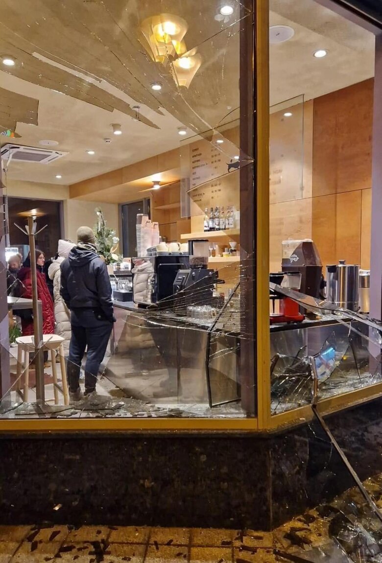 Несокрушимые харьковчане - в сети обнародовали фото кофейни, которая не остановила работу, несмотря на ракетные обстрелы 01