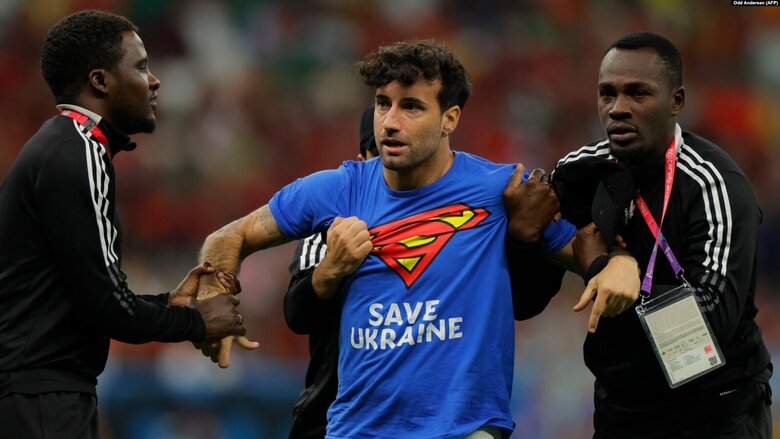 Колишній італійський футболіст Феррі вибіг на футбольне поле під час матчу ЧС-2022 з написом Save Ukraine 02