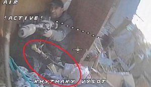 Дрон знайшов у поламаній шафі окупанта із шаблею. ВIДЕО
