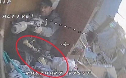 Дрон знайшов у поламаній шафі окупанта із шаблею. ВIДЕО