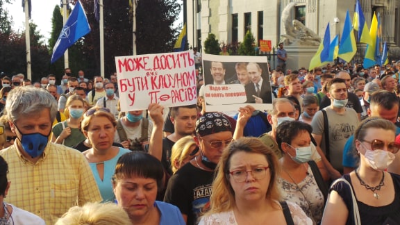 Под Офисом Зеленского в Киеве прошла акция протеста против условий прекращения огня на Донбассе 13