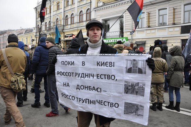 Смерть России!: Националисты забросали камнями здание Россотрудничества и двух банков в Киеве 15