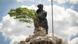 У Києві демонтують захисні конструкції з пам’ятників: почали роботи біля пам’ятника Лесі Українці. ФОТОрепортаж