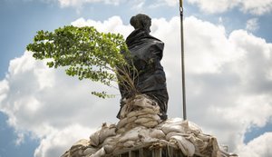У Києві демонтують захисні конструкції з пам’ятників: почали роботи біля пам’ятника Лесі Українці. ФОТОрепортаж