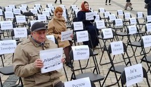 В центре Киева состоялась акция "Пустые стулья" в поддержку пленников Кремля. ВИДЕО+ФОТОрепортаж