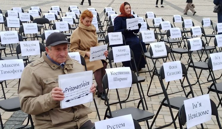 В центре Киева состоялась акция "Пустые стулья" в поддержку пленников Кремля. ВИДЕО+ФОТОрепортаж