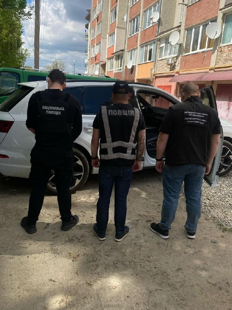 Organiser of illegal departure of draft dodgers detained in Lviv region