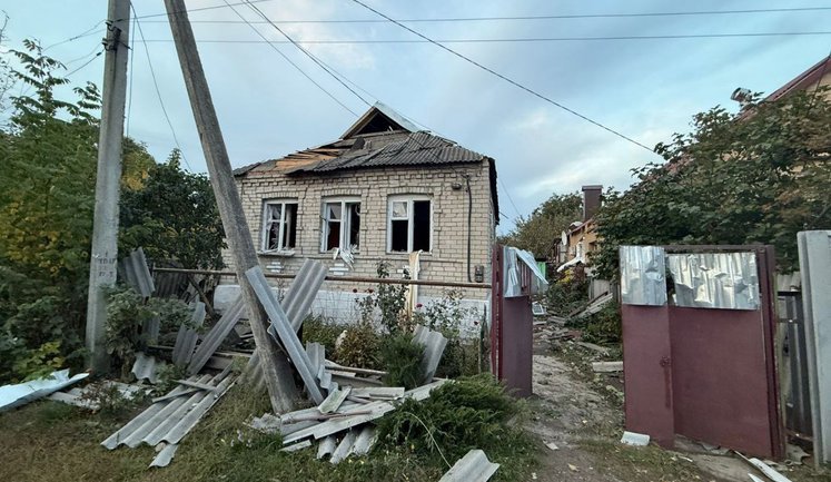 Доба на Донеччині: поранено людину, пошкоджено 20 будинків, 3 крамниці, адмінбудівлю і авто. ФОТОрепортаж