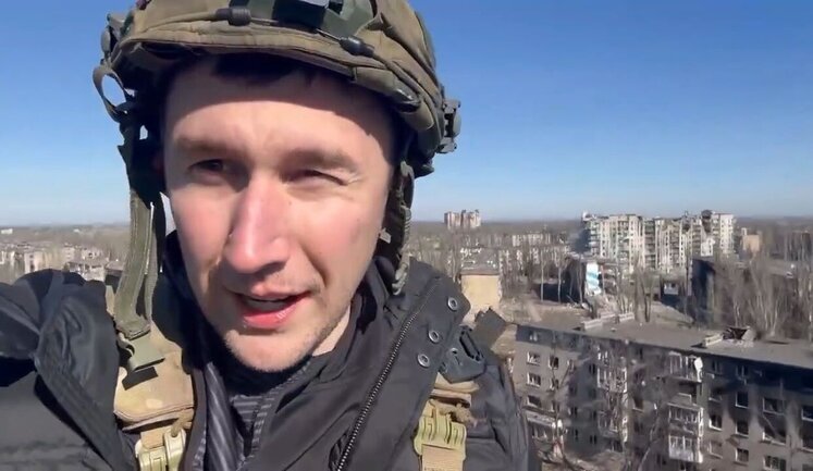 Російський шахіст Карякін втік від дрона-камікадзе та хизується панорамними кадрами розбомбленої Авдіївки. ВIДЕО