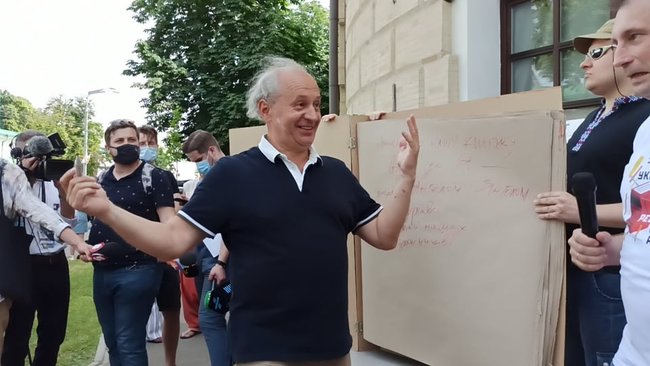 Акція Підтримай українську книгу проходить біля Мистецького Арсеналу 09