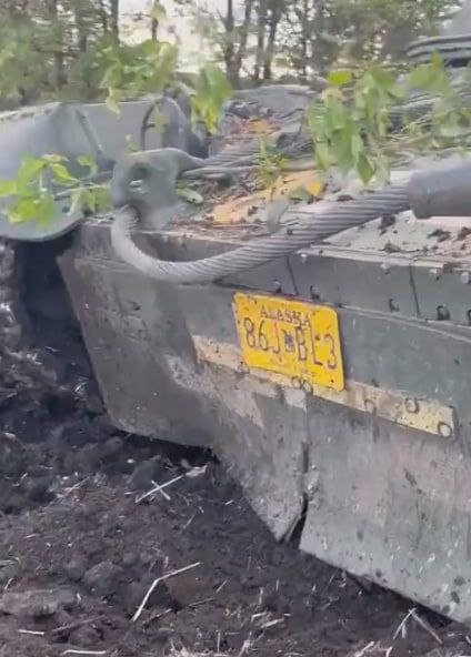 Два украинских танка Т-64БМ2 Булат стреляют в оккупантов в Херсонской области 01