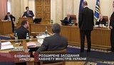При приближении Яценюка к Януковичу и Азарову наперехват бросился охранник. ФОТО