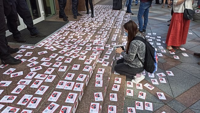 Як же за#бали: активисты протестовали под Радой против внесения поправок в закон о языке 07