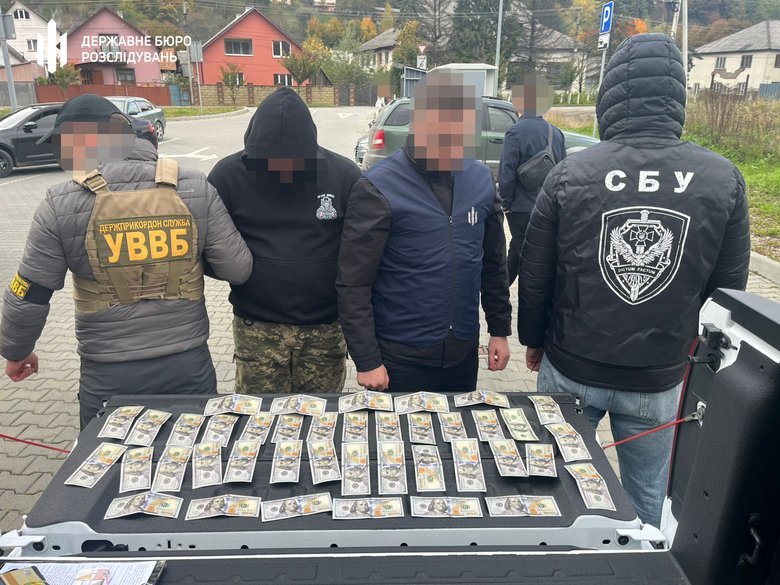 ДБР затримало прикордонника на Закарпатті під час отримання $4 тис. хабаря
