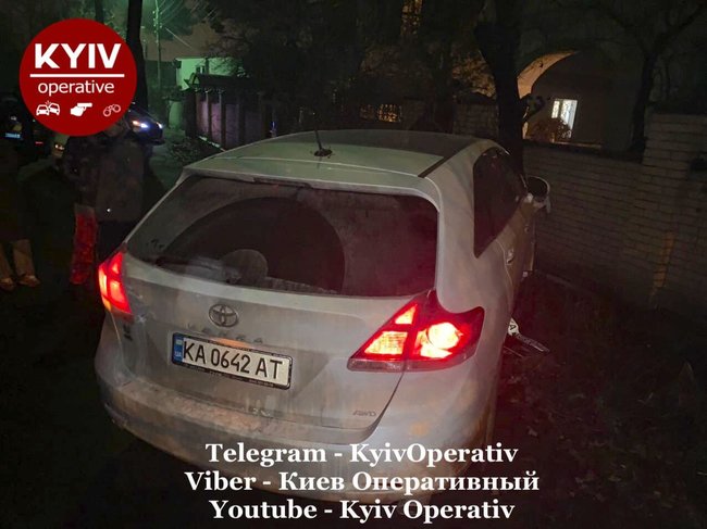 Пьяный следователь на Тойоте протаранил в Киеве припаркованный Мерседес и забор частного дома 02