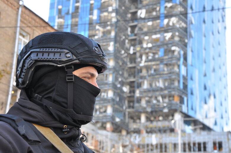 Последствия вражеских ракетных ударов по центру Киева 35