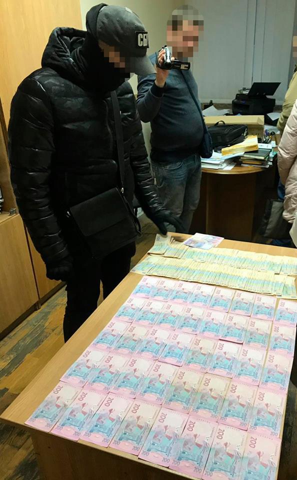 У чиновника-хабарника Держпраці Київської області вилучили 70 тис. грн на робочому місці та понад $120 тис. - удома, - СБУ 01