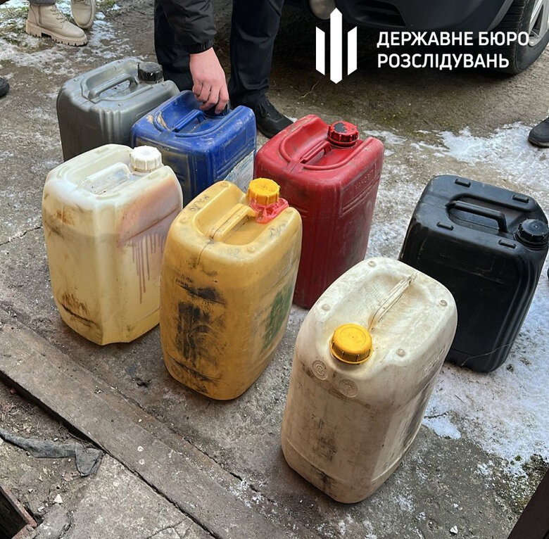 ДБР викрило схему розкрадання пального у військовій частині на Рівненщині
