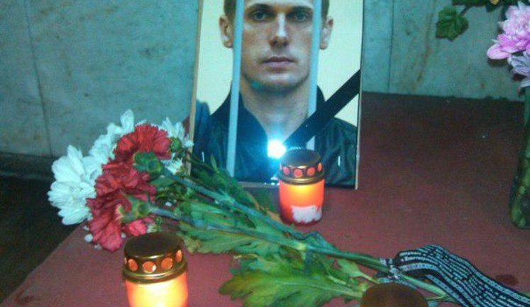 Сотни людей несут цветы к дому парней расстрелянных в Беларуси: ОМОН не дает зажечь свечи