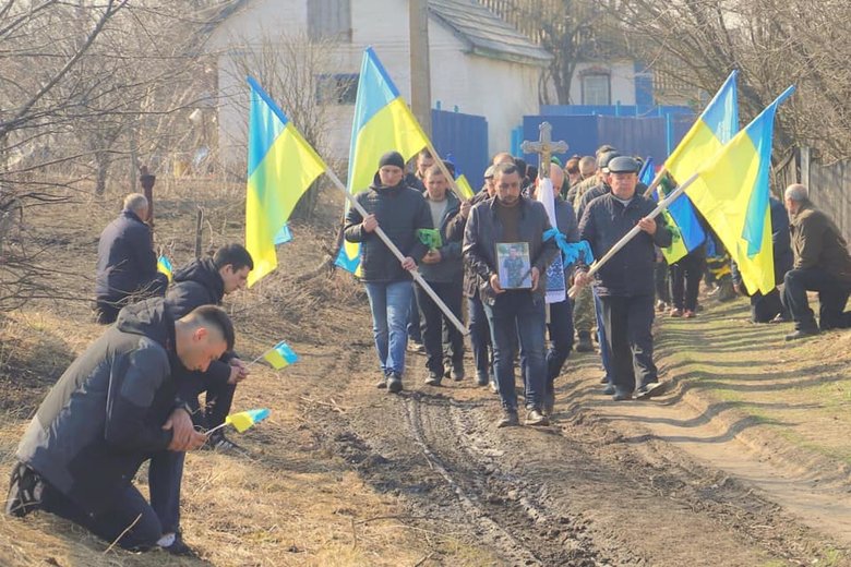 Жителі Чернігівщини на колінах провели в останню путь загиблого воїна ЗСУ Віталія Скорика, який повернувся боронити Україну з Чехії 02
