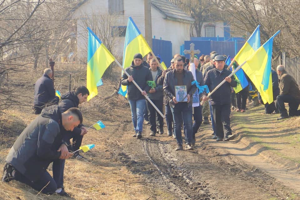 НЕПРАВДА: Стояние на коленях во время похорон военных является «рабским рефлексом»