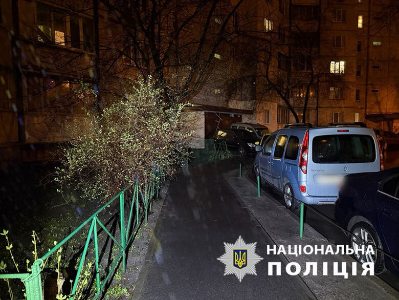 Чоловік вдарив ножем у груді військового в Києві