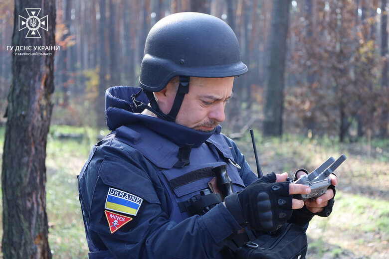 Робот-сапер на прізвисько Бобер допомагає розміновувати деокуповану Харківщину, - ДСНС 03