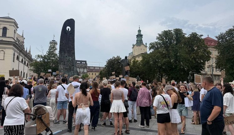 "Федоров = майбутнє", "Сирського геть": третій день протестів відбувається у Львові. ФОТОрепортаж