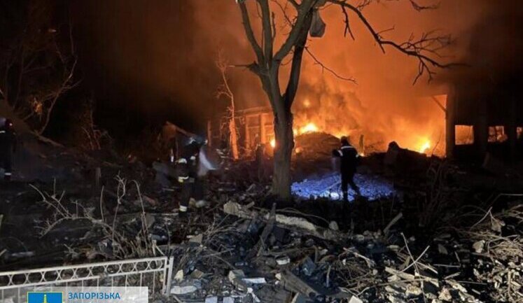 Унаслідок нічного ракетного удару по об’єкту інфраструктури на Запоріжжі 3 людини загинуло, ще 7 зазнали поранень. ФОТОрепортаж