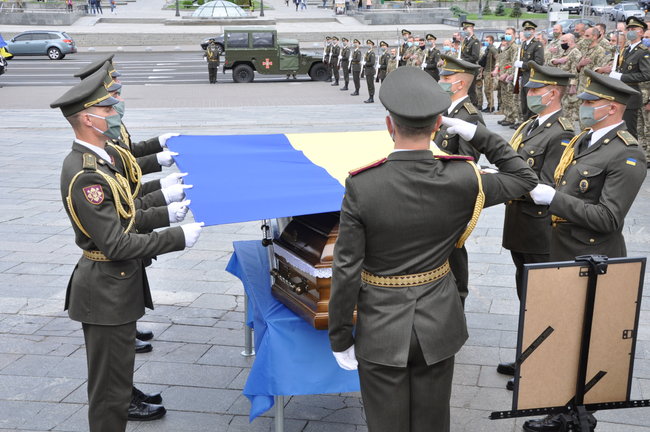 С погибшим Героем Украины Тарасом Матвиивым простились на Майдане Незалежности в Киеве 25