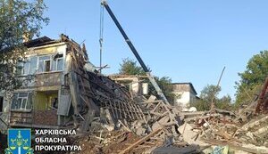 Россияне обстреляли Боровую на Харьковщине: 2 человека погибли, горит 5 домов (обновлено)