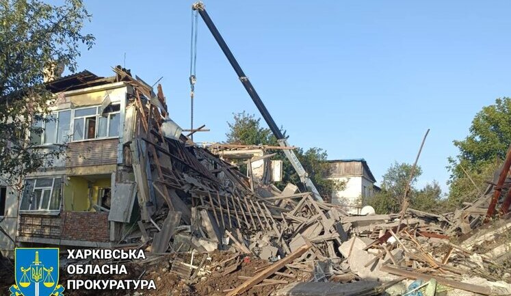Россияне обстреляли Боровую на Харьковщине: 2 человека погибли, горит 5 домов (обновлено)
