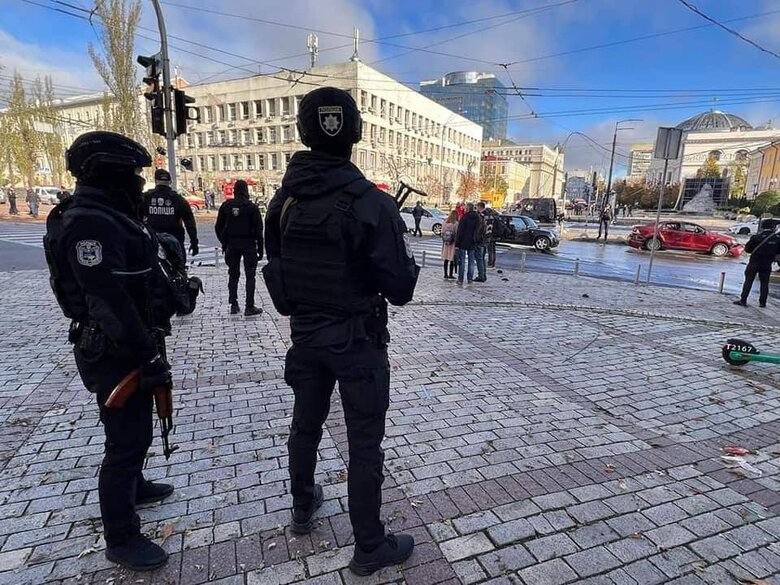 Наслідки удару рашистів по центру Києва 05