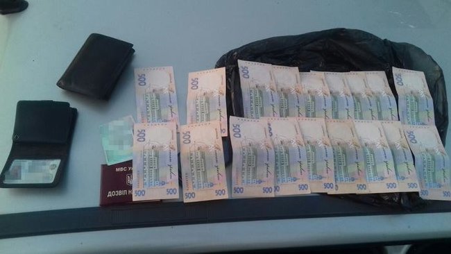 Обклав даниною перевізників: співробітники СБУ затримали підполковника поліції під час одержання хабара в 9 тисяч гривень 03 Обклав даниною перевізників: співробітники СБУ затримали підполковника поліції під час одержання хабара в 9 тисяч гривень 03