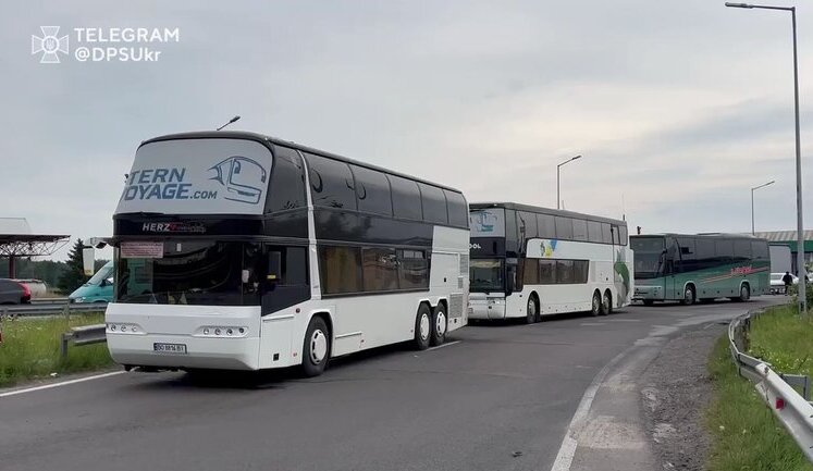 Пропустили рекордные 61 тысячу человек: на украинско-польской границе растут очереди, - ГПСУ. ВИДЕО