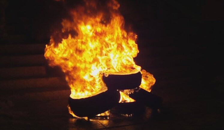 Clashes between activists and police erupt on Kyiv’s Maidan Nezalezhnosti as protesters start burning tires. PHOTOS+VIDEO