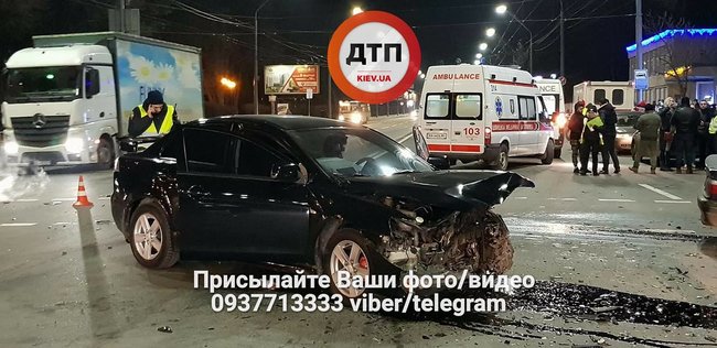 Пять человек пострадали в аварии на Соломенской площади 02