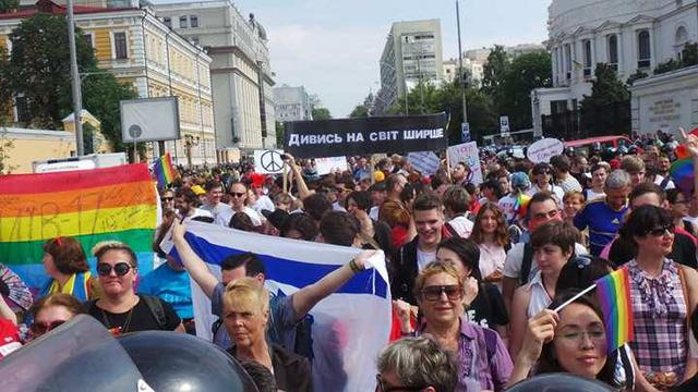 Учасники КиївПрайду рушили за зміненим маршрутом 08