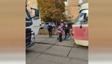 "Г#ндон ты, с#ка, #бучий!", - "Ты - п#дарас!" - в Киеве подрались водитель мусоровоза и трамвая. ВИДЕО