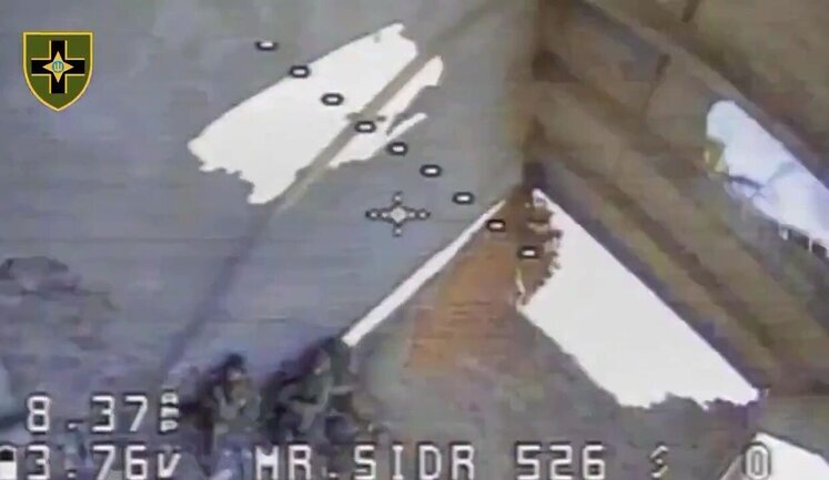 Kamikaze drone operator flies into building where two Russian soldiers are hiding. VIDEO